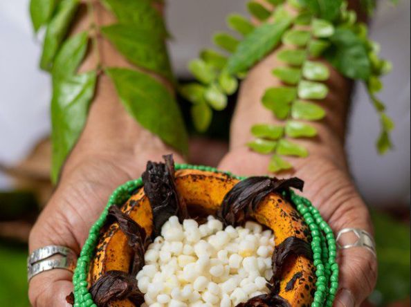 Premiado pela ONU, baiano lança ensaio fotográfico ‘Ounjẹ Òrìṣà: Comida de Orixá (2025)’, em circuito internacional de arte