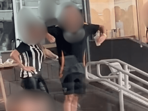 Atlético e Palmeiras divulgam nota de repúdio após torcedor do time mineiro fazer gestos de macaco