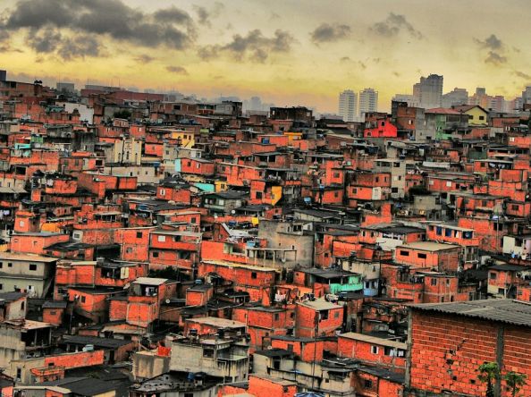 Favelas brasileiras têm o dobro de ruas sem árvores em relação ao restante do país, aponta IBGE