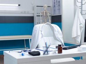 Médico é demitido após denúncia de racismo em consulta em São Gonçalo, RJ