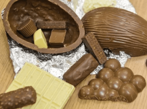 Páscoa mais cara expõe desigualdade global e exploração na produção de cacau