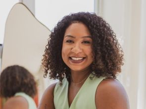 “Após o verão é comum observarmos uma pele mais sensibilizada”, diz especialista sobre cuidados com a pele no outono