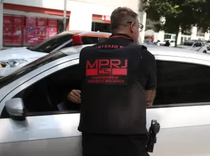 PMs do Rio são denunciados por desviar armas apreendidas em operações