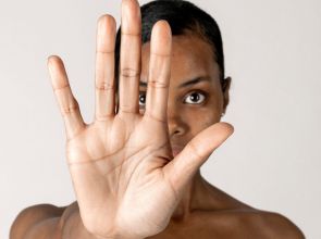 75% das mulheres assassinadas no Brasil são negras, aponta levantamento