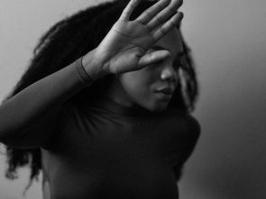 Mulher é condenada por homotransfobia e racismo contra a própria filha