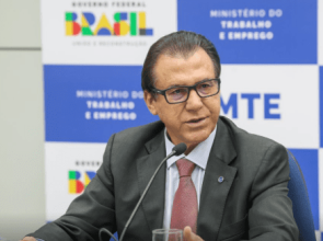 ‘A redução da jornada de trabalho é plenamente sustentável’ diz ministro do Trabalho e Emprego sobre PEC da escala 6×1