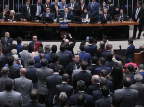 Câmara aprova projeto que reduz penas de Bolsonaro e condenados por tentativa de golpe; votação segue pro Senado