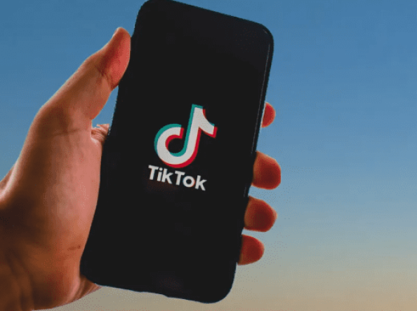 Tiktok “vira jornal” da geração Z, aponta pesquisa