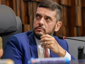 Deputados formam maioria para soltar presidente da Alerj acusado de vazar informações de operação