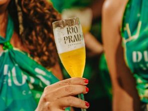 Camarote de R$ 3.500 na Sapucaí vira alvo de queixas por superlotação: “Insalubre”