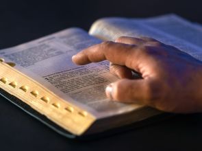 Prefeito de Salvador sanciona lei que permite uso da Bíblia em escolas públicas e particulares