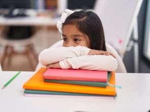 Violência de gênero atinge meninas nas escolas e expõe falhas estruturais, aponta pesquisa