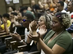 Estudo projeta 16 anos para Brasil igualar taxa de conclusão do ensino médio entre jovens brancos e negros