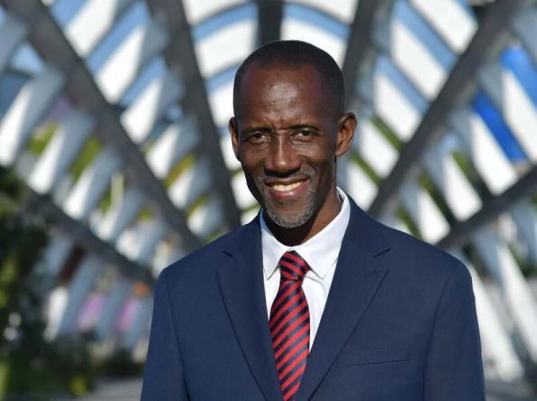 Prefeito negro de cidade da França denuncia racismo em canal de TV e convoca mobilização