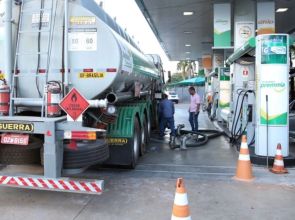 Refinarias privatizadas por Bolsonaro vendem diesel até 76% mais caro que a Petrobras após guerra no Irã