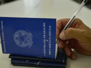 Desemprego cai para 5,1% no 4º trimestre de 2025, mas desigualdade persiste