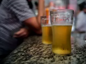 Cerveja gelada não hidrata: especialistas alertam para risco de desidratação em ondas de calor