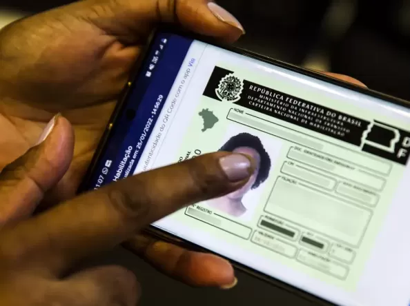 CNH digital será gratuita, mas versão física passa a ser cobrada após mudança nas regras