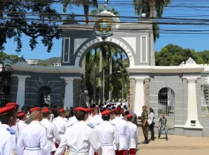 Escolas cívico-militares de SP iniciam aulas sem uniformes prometidos