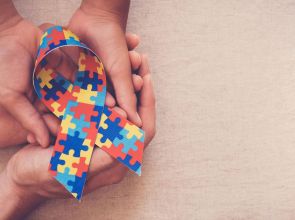 Mulheres são maioria entre cuidadoras de pessoas com autismo no Brasil, aponta pesquisa