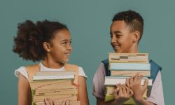 criancas-segurando-pilhas-de-livros-1-e1758825450764.jpg