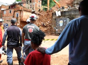 Voluntários cruzam estados para ajudar vítimas das chuvas em MG