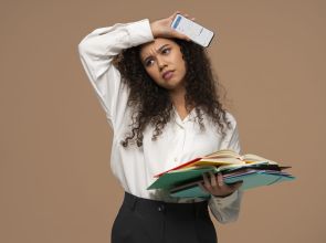 Para priorizar pagamentos de dívidas, 54% dos consumidores pretendem gastar menos nas festas de fim de ano