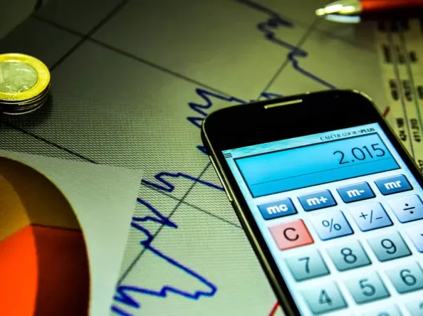 Brasil poderá ter crescimento moderado e inflação ainda pressionando famílias em 2026