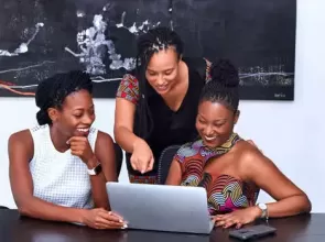 Quase metade das mulheres empreendedoras têm renda quase totalmente comprometida