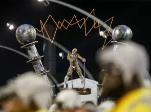 Estrela do Terceiro Milênio leva homenagem à poesia brasileira pra avenida