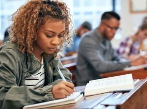 Vestibular 2027: Uerj inicia cadastro de cursinhos populares para facilitar pedido de isenção