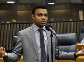 Justiça nega indenização a Fernando Holiday após fala de Arthur do Val: “filho negro, viadinho”