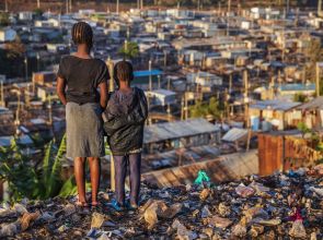 Pobreza cai ao menor nível desde 2012, mas desigualdade racial segue profunda no país