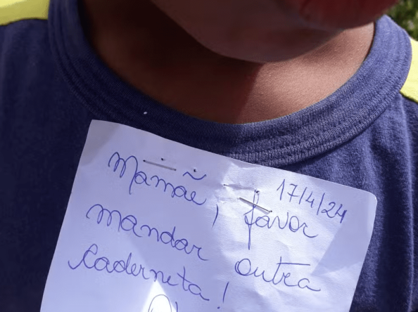 “É uma criança de 5 anos”: professora grampeia bilhete em camisa de criança no RJ