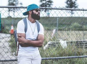 Adolescência pode durar até os 30 anos, revela pesquisa inédita da Universidade de Cambridge