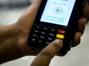 Mulheres negras pagam até 140% ao ano em juros e concentram crédito mais caro, aponta Banco Central