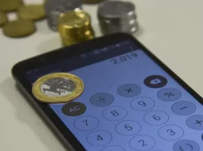 Conflito no Irã pode influenciar ritmo de queda da taxa de juros, diz Tesouro