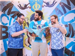 Mulambö leva pintura ao vivo à Sapucaí em homenagem ao legado de Heitor dos Prazeres pela Unidos de Vila Isabel