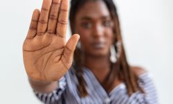 mulher-levantou-mao-para-dissuadir-campanha-pare-violencia-contra-as-mulheres-mulher-afro-americana-levantou-mao-para-dissuadir-com-espaco-de-copia-1-scaled.jpg