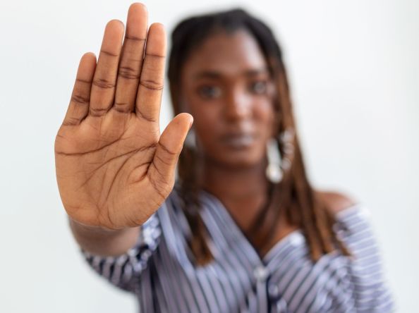 13,1% das mulheres vítimas de feminicídio no Brasil tinham medidas protetivas quando foram assassinadas, revela pesquisa