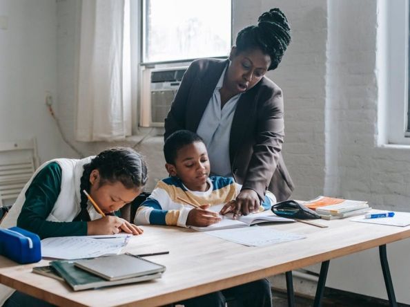 Piso dos professores será de R$ 5.130,63 em 2026, um reajuste de 5,4%