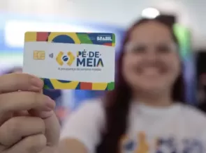 Pé-de-Meia reduz abandono escolar no ensino médio em 43% em dois anos