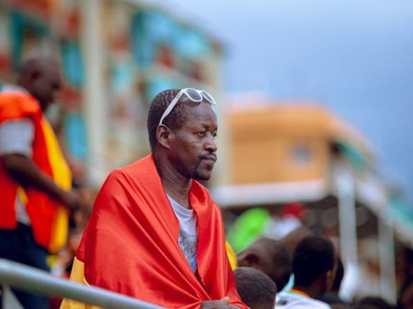 Homens choram mais no futebol do que em términos, aponta estudo