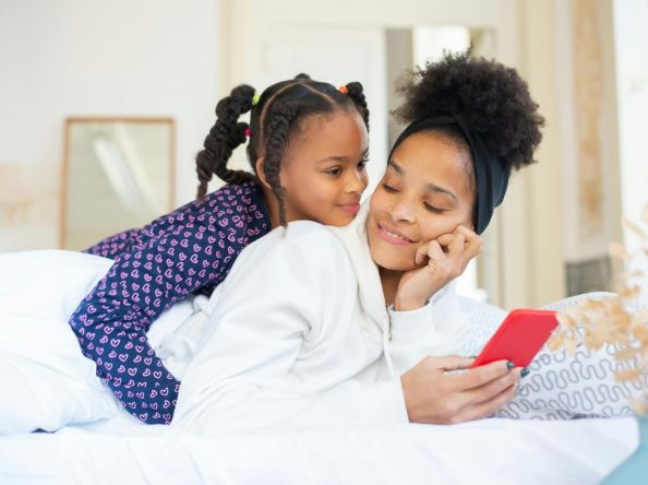 Estudo revela que uso de celular antes dos 12 anos pode prejudicar saúde física e mental de crianças