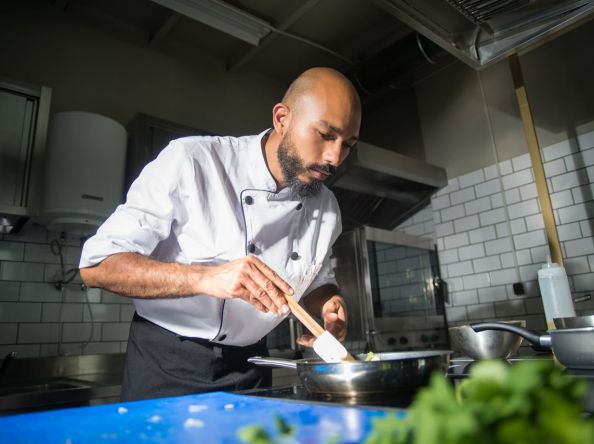 Pesquisa revela que quase 5 milhões de brasileiros vivem no exterior e empreendem em setores como culinária e estética
