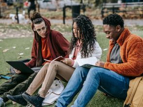 Bolsa paga até US$ 7 mil para negros e indígenas estudarem fora