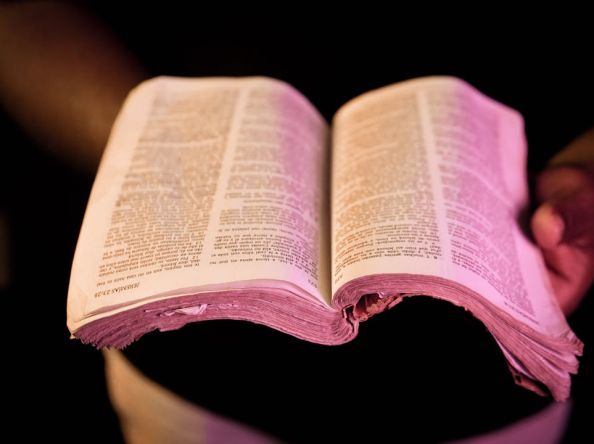 55% dos jovens dizem já ter presenciado preconceito em espaços religiosos