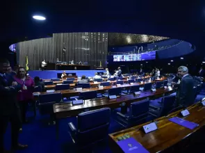 Senado aprova incluir na lei que toda relação com menor de 14 anos é estupro