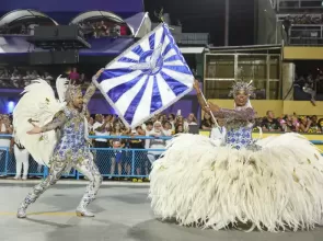 Portela entra na Sapucaí com um desfile que resgata história e ancestralidade
