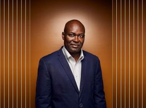 Achille Mbembe alerta para risco de nova onda de golpes de Estado em África após crise na Guiné-Bissau